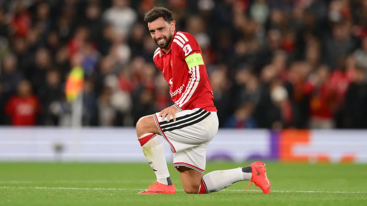 Bruno Fernandes Sparks Injury Fears Ahead of Manchester Derby After Limping Away From Old Trafford