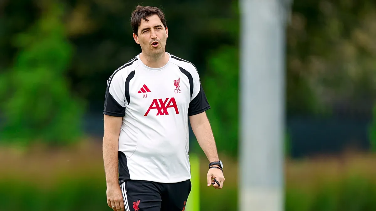 Iraola Reveals Chelsea and Man City’s Midfield Targets as Liverpool’s January Window Opens