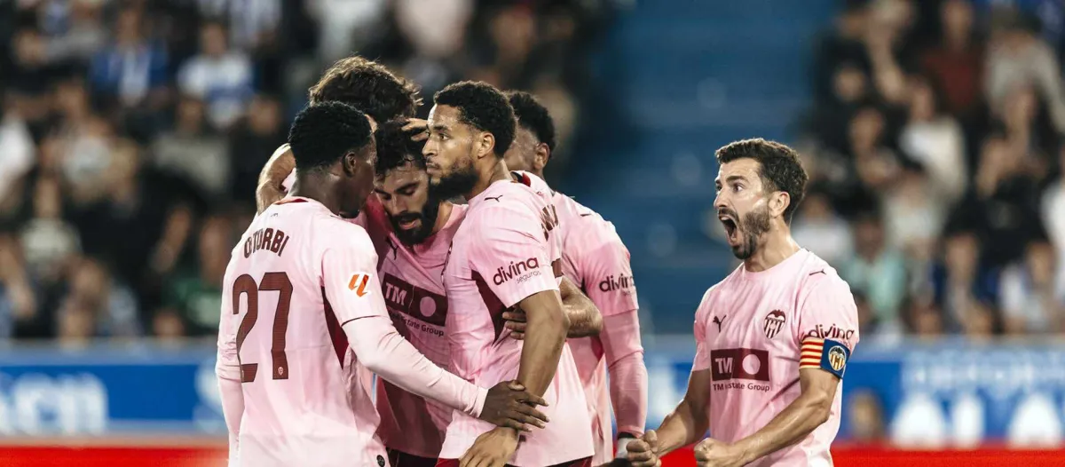Valencia come from behind to draw 2-2 at Racing Santander and move off bottom