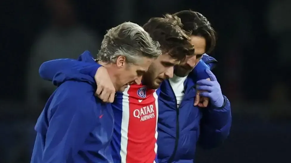 PSG’s Kvaratskhelia faces season-ending ACL surgery after brutal Champions League challenge